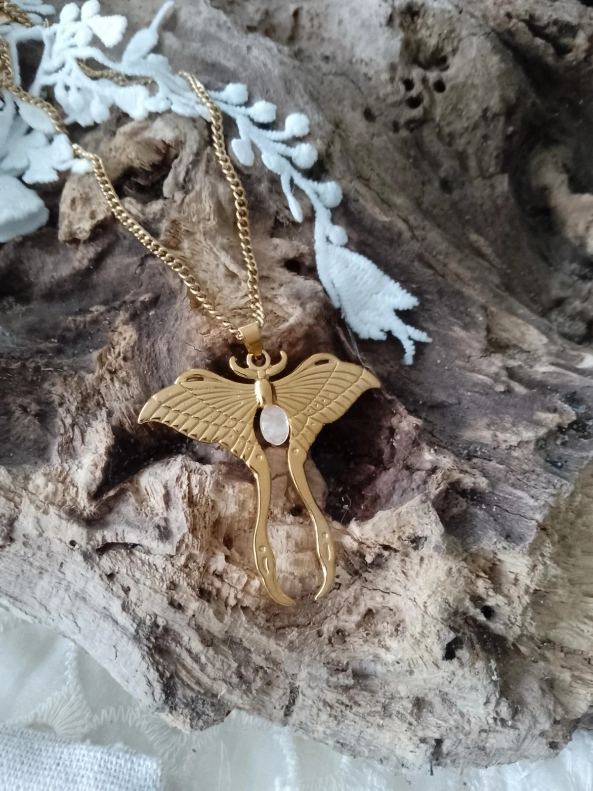 Collier papillon doré et pierre de lune naturelle – photo 7